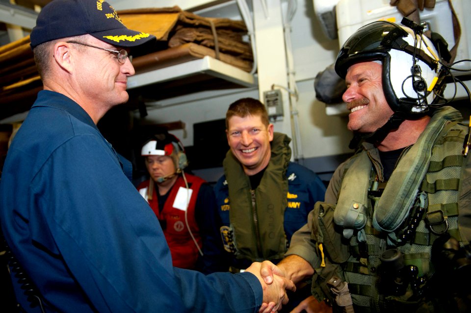 Flickr - Official U.S. Navy Imagery - The commander of Carrier Strike Group 8 shakes hands with the CO of USS Jason Dunham.