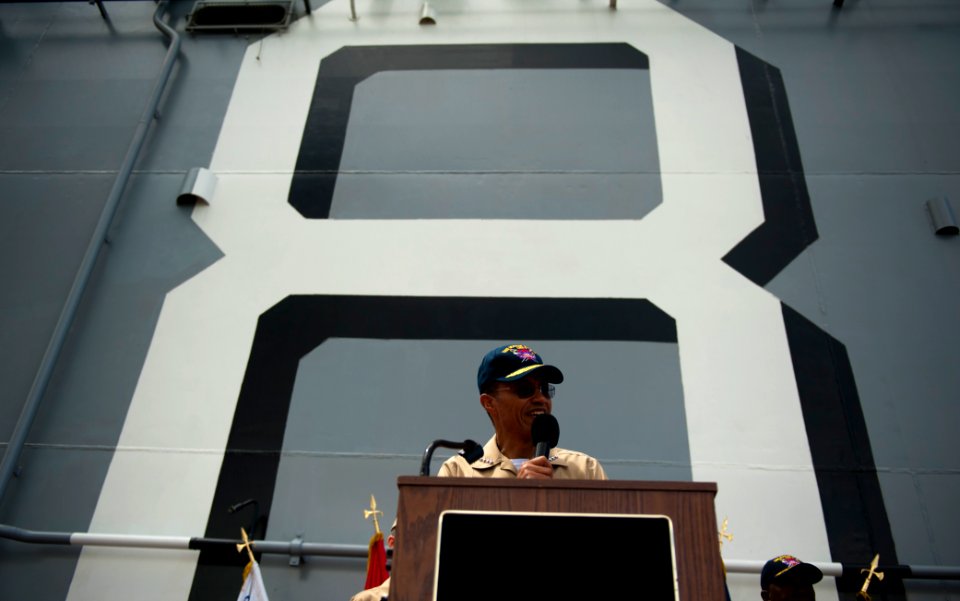 Flickr - Official U.S. Navy Imagery - The commander of the U.S. Pacific Fleet speaks to Sailors and Marines on the flight deck of USS Makin Island. (1)