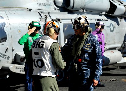 Flickr - Official U.S. Navy Imagery - The commander of the U.S. Pacific Fleet, is greeted by the XO of USS Carl Vinson.