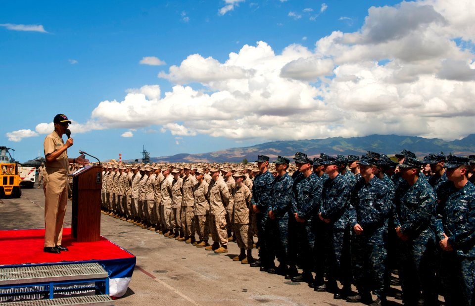 Flickr - Official U.S. Navy Imagery - The commander of the U.S. Pacific Fleet speaks to Sailors and Marines on the flight deck of USS Makin Island.