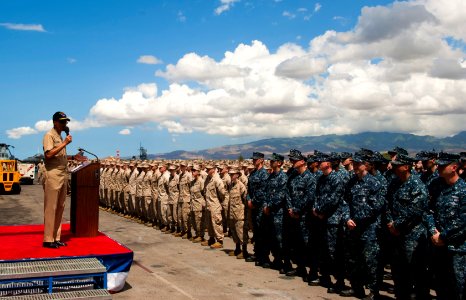 Flickr - Official U.S. Navy Imagery - The commander of the U.S. Pacific Fleet speaks to Sailors and Marines on the flight deck of USS Makin Island.