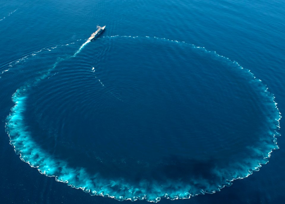 Flickr - Official U.S. Navy Imagery - The guided-missile frigate USS Nicholas (FFG 47) prepares for a passing exercise.
