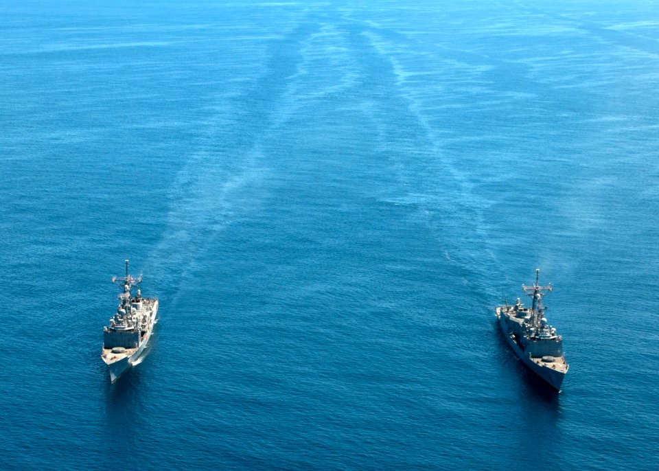 Flickr - Official U.S. Navy Imagery - The guided-missile frigate USS Nicholas (FFG 47) conducts a passing exercise with USS Underwood (FFG 36) in the Pacific Ocean.