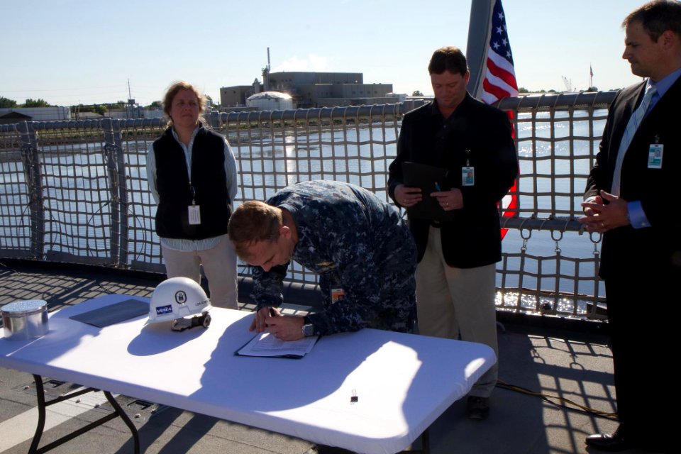 Flickr - Official U.S. Navy Imagery - The Navy’s Supervisor of Shipbuilding reviews and signs the official document that will formally transfer ownership of the littoral combat ships.