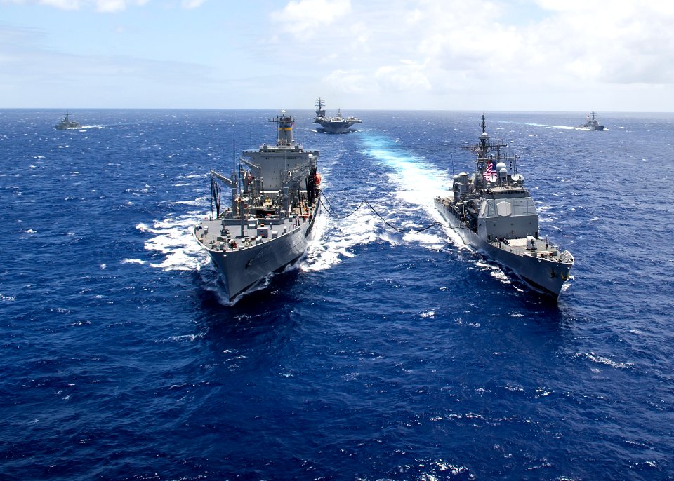 Flickr - Official U.S. Navy Imagery - USNS Henry J. Kaiser delivers a 50-50 blend of advanced biofuels.
