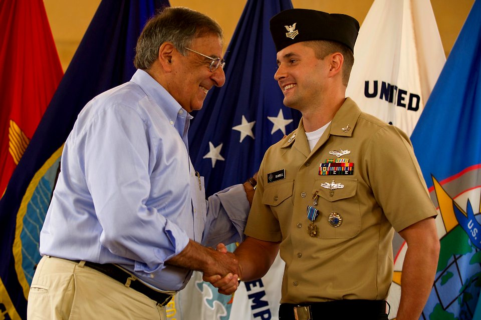 Flickr - Official U.S. Navy Imagery - The SECDEF shakes the hand of a Petty Officer after presenting him with a Joint Service Achievement Medal at U.S. Pacific Command.