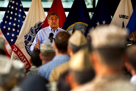 Flickr - Official U.S. Navy Imagery - The SECDEF speaks to service members and civilian employees at the U.S. Pacific Command headquarters at Camp H.M. Smith, Hawaii.
