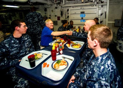 Flickr - Official U.S. Navy Imagery - The SECNAV eats dinner with the crew.