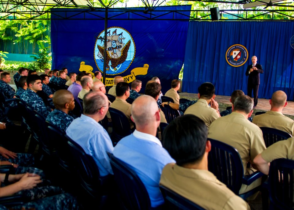 Flickr - Official U.S. Navy Imagery - The SECNAV speaks with U.S. Sailors.