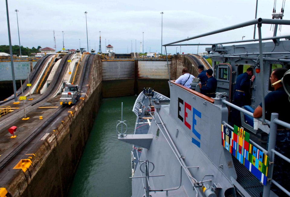 Flickr - Official U.S. Navy Imagery - USS Cape St. George approaches the Gatun lock.