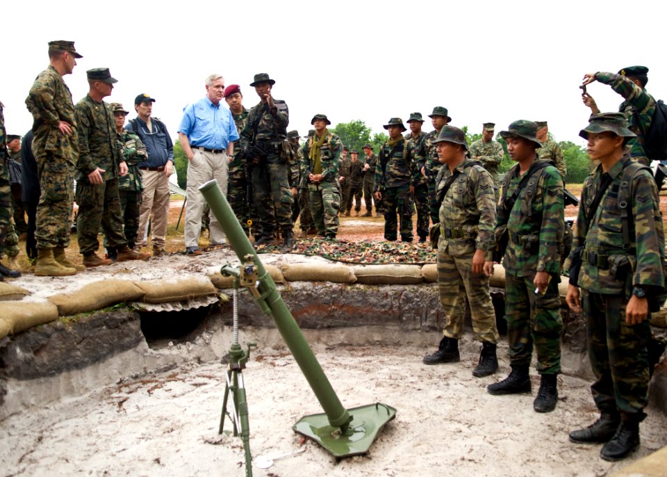 Flickr - Official U.S. Navy Imagery - The Secretary of the Navy (SECNAV) the Honorable Ray Mabus observes Sailors, Marines and Malaysian Army soldiers.