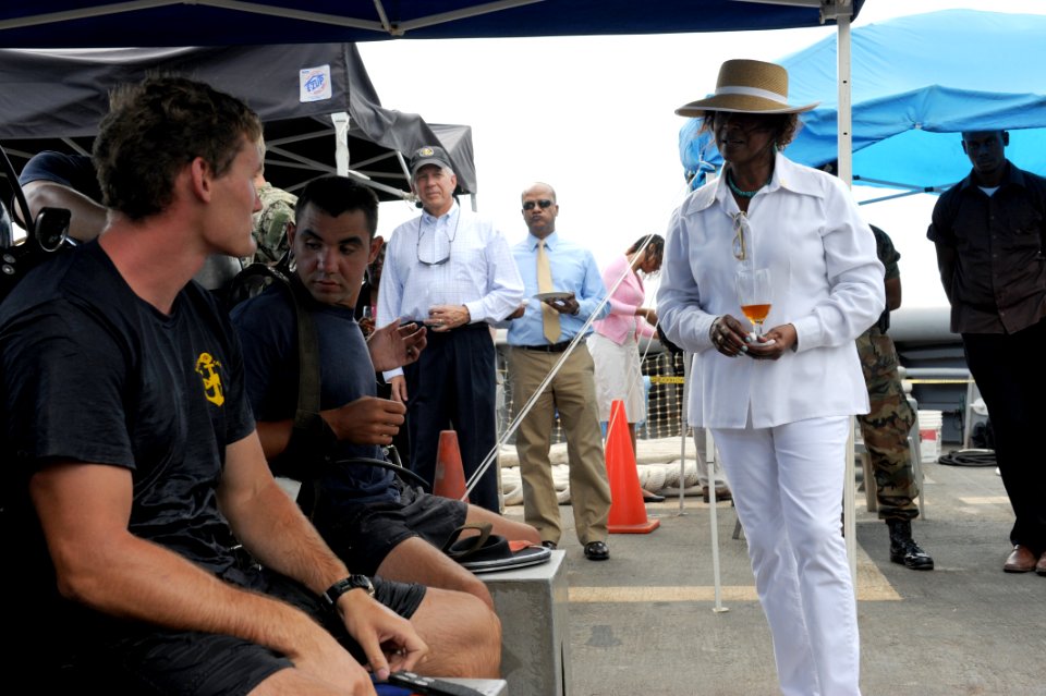 Flickr - Official U.S. Navy Imagery - The U.S. ambassador to Jamaica talks to Sailors.