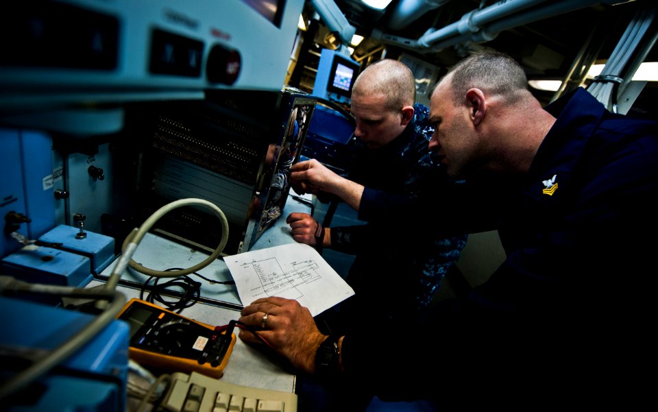 Flickr - Official U.S. Navy Imagery - USS Carl Vinson Sailor is instructed during maintenance.