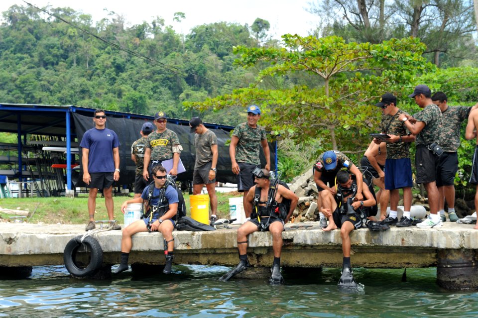 Flickr - Official U.S. Navy Imagery - U.S. and Guatemalan divers conduct sea bottom searches during a training evolution.