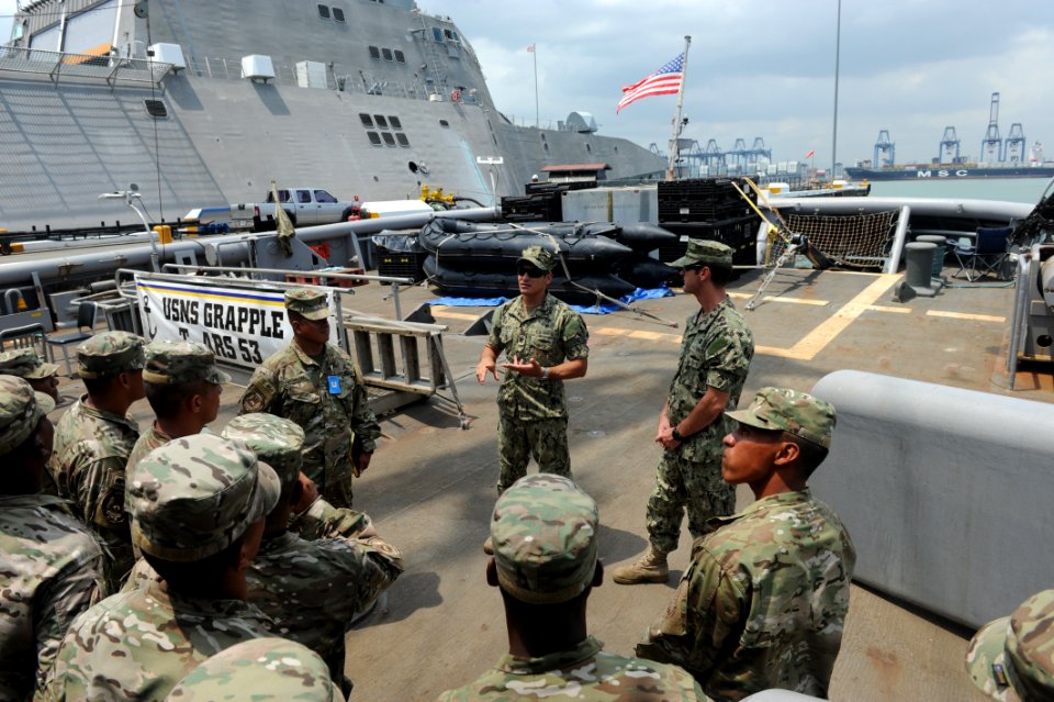 Flickr - Official U.S. Navy Imagery - U.S. and Panamanian divers train together. (1)