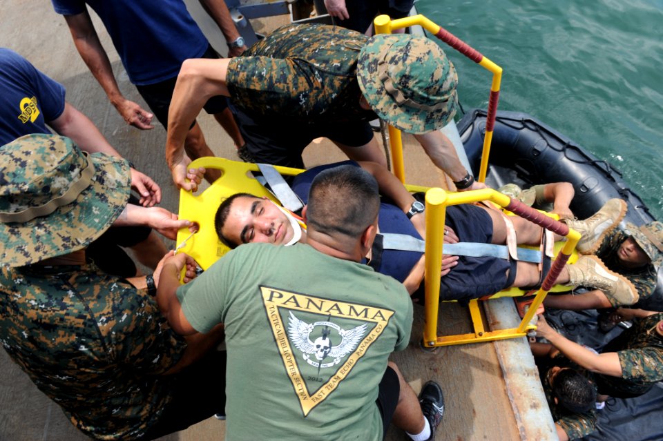 Flickr - Official U.S. Navy Imagery - U.S. and Panamanian divers conduct training. (4)