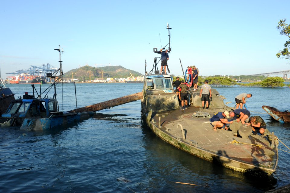 Flickr - Official U.S. Navy Imagery - U.S. and Panamanian divers work on a salvage project in Navy Dive-Southern Partnership Station 2012.
