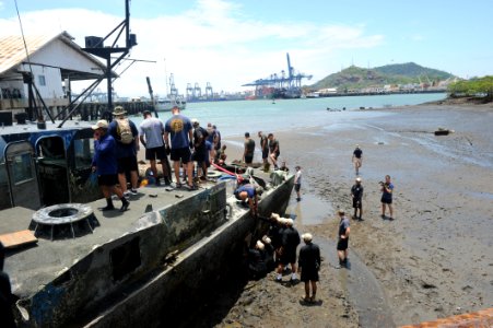 Flickr - Official U.S. Navy Imagery - U.S. and Panamanian divers work on a salvage project in Navy Dive-Southern Partnership Station 2012. (1)