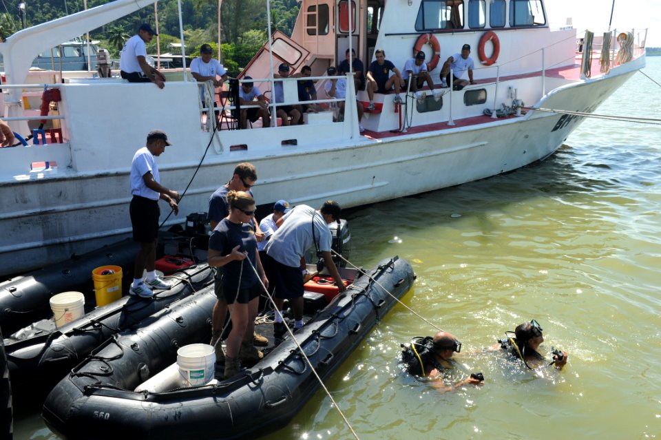 Flickr - Official U.S. Navy Imagery - U.S. Navy divers conduct a hull inspection with Guatemalan divers.