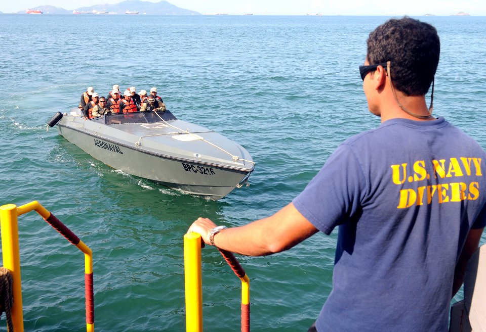Flickr - Official U.S. Navy Imagery - U.S. and Panamanian divers conduct training. (3)