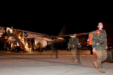 Flickr - Official U.S. Navy Imagery - U.S. Marines disembark a Royal New Zealand Air Force Boeing 757 after arriving at Honolulu.