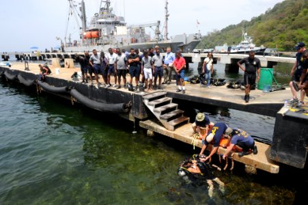 Flickr - Official U.S. Navy Imagery - U.S. Navy divers demonstrate an unconscious diver drill to Trinidad and Tobago divers.