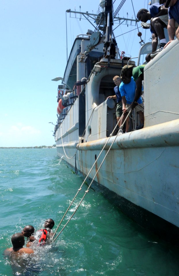 Flickr - Official U.S. Navy Imagery - U.S. Navy divers conduct an unconscious diver drill with Bahamian divers.