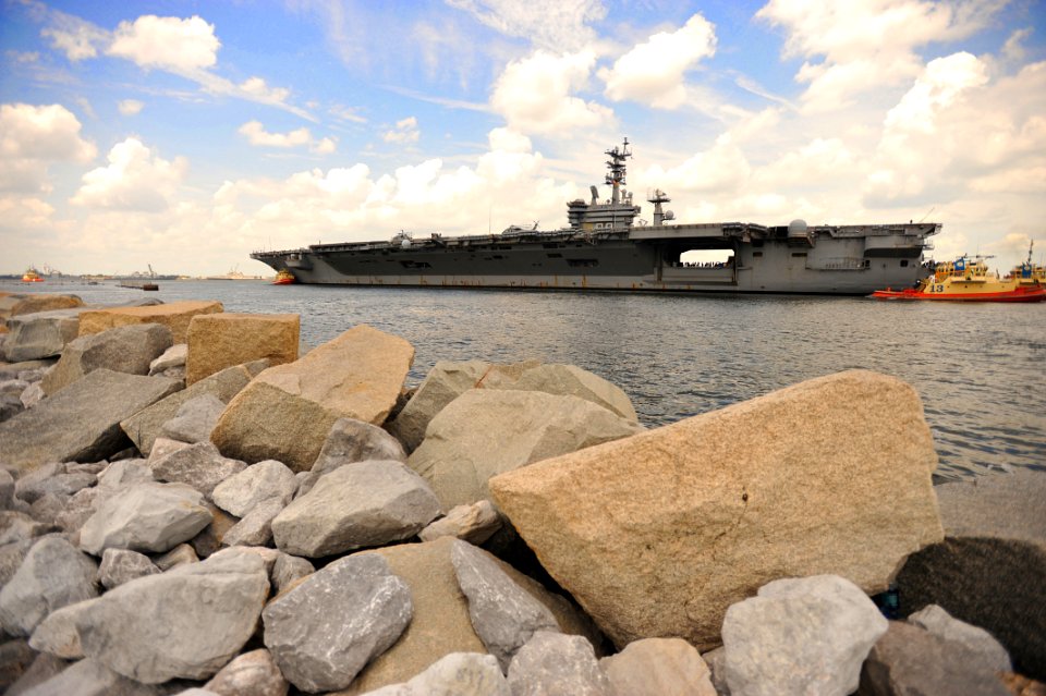 Flickr - Official U.S. Navy Imagery - USS Dwight D. Eisenhower approaches Naval Station Mayport.