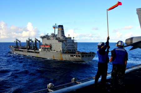 Flickr - Official U.S. Navy Imagery - USS George Washington and USNS Tippecanoe prepare for a replenishment.