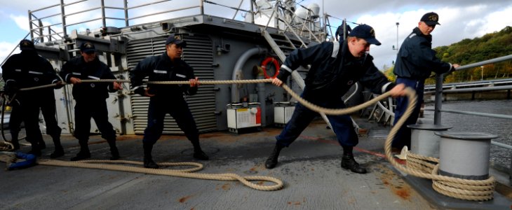 Flickr - Official U.S. Navy Imagery - USS Gettysburg departs Faslane, Scotland.