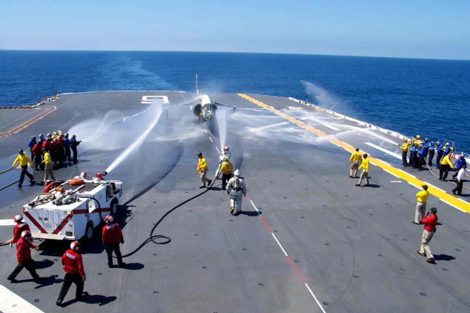 Flickr - Official U.S. Navy Imagery - USS Bonhomme Richard Sailors conduct a flight deck fire drill