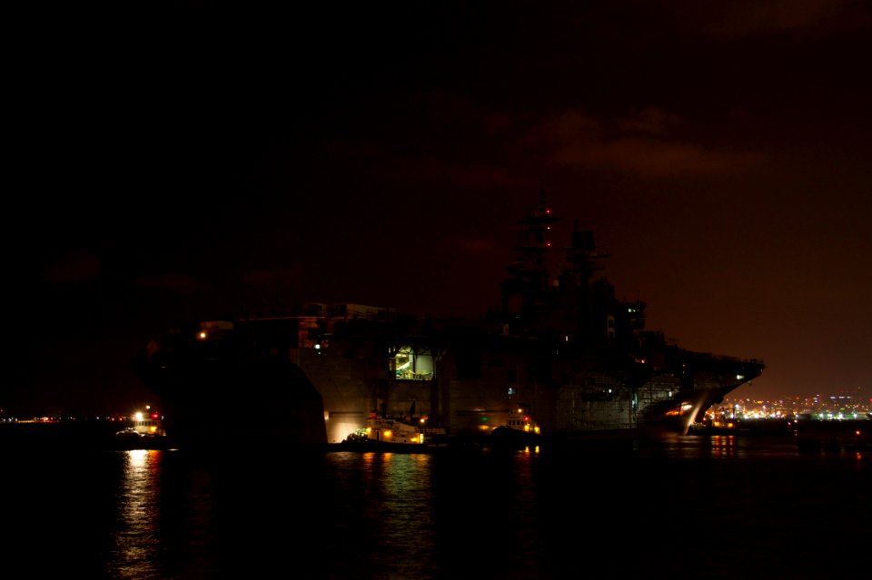 Flickr - Official U.S. Navy Imagery - USS Bonhomme Richard moves from NASSCO dry dock to San Diego.