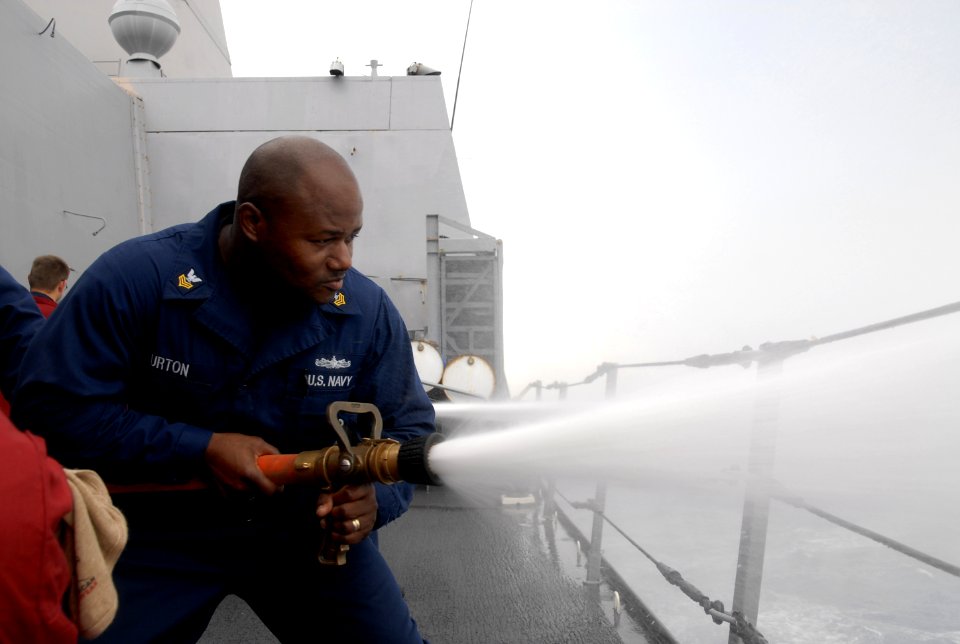 Flickr - Official U.S. Navy Imagery - USS Green Bay conducts firefighting traiing.