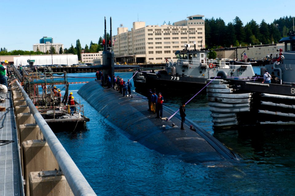Flickr - Official U.S. Navy Imagery - USS Bremerton pulls into Bremerton, Wash., during its namesake port visit.