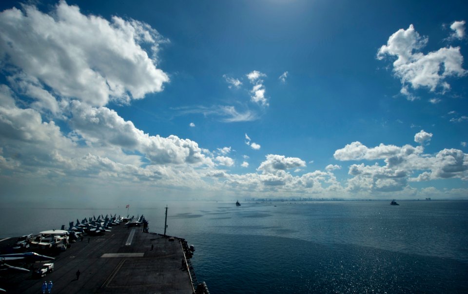 Flickr - Official U.S. Navy Imagery - USS Carl Vinson (CVN 70) and ships from the Carl Vinson Carrier Strike Group anchor in Manila Bay.