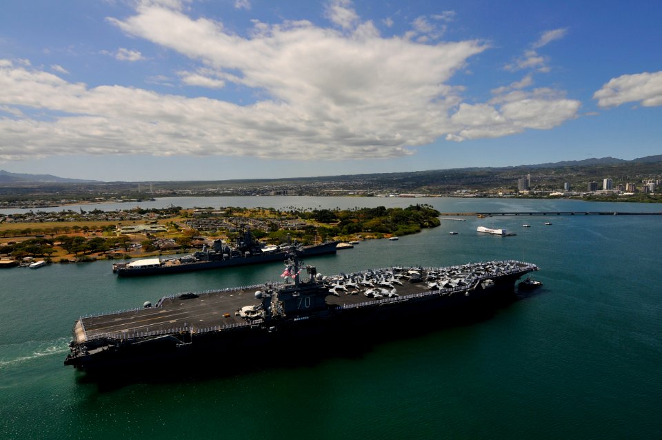 Flickr - Official U.S. Navy Imagery - USS Carl Vinson pulls into Pearl Harbor.