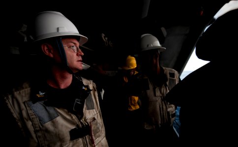 Flickr - Official U.S. Navy Imagery - USS Carl Vinson Sailors take part in refueling operation at sea.
