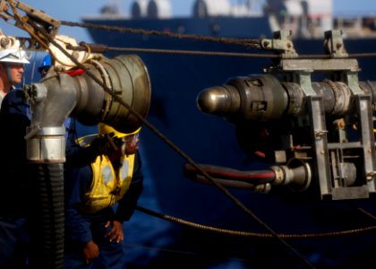 Flickr - Official U.S. Navy Imagery - USS Mason Sailors attach a re-fueling hose during underway replenishment.