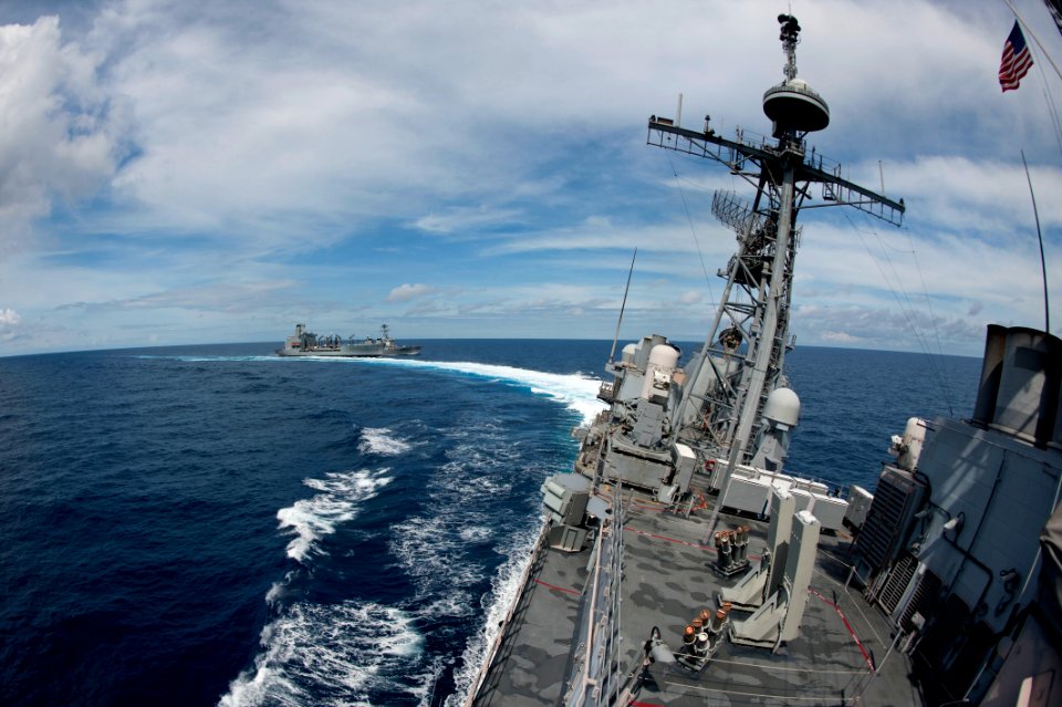 Flickr - Official U.S. Navy Imagery - USS Cowpens makes a high speed turn.
