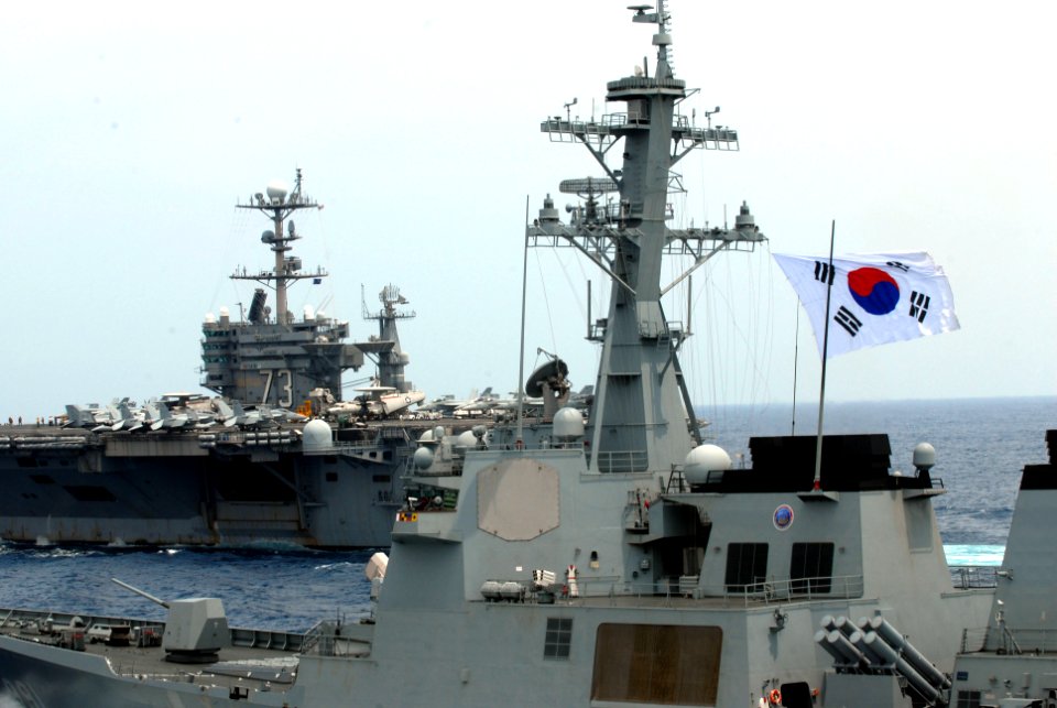 Flickr - Official U.S. Navy Imagery - USS George Washington and a Republic of Korea navy destroyer participate in a trilateral event.