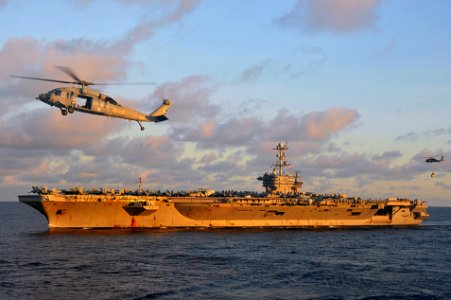 Flickr - Official U.S. Navy Imagery - USS George Washington conducts a vertical replenishment.