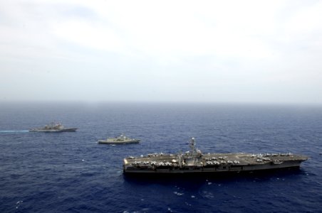 Flickr - Official U.S. Navy Imagery - USS George Washington is alongside the HMAS Ballarat and USS Cowpens.