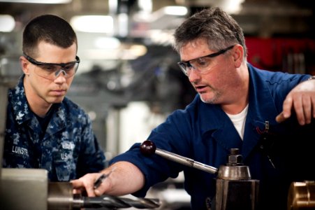 Flickr - Official U.S. Navy Imagery - USS George Washington Sailor teaches new machining techniques