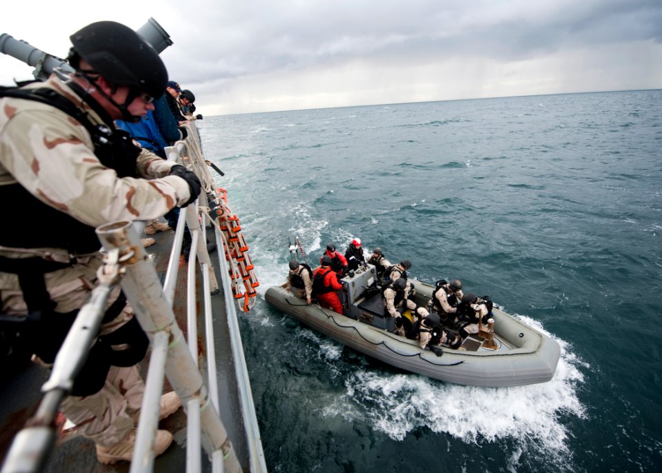 Flickr - Official U.S. Navy Imagery - USS Gettysburg conducts VBSS training.