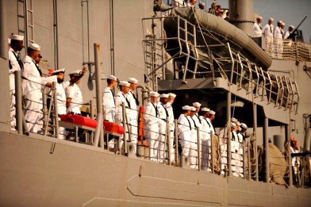 Flickr - Official U.S. Navy Imagery - USS Halyburton Sailors man the rails as the ship returns to Naval Station Mayport