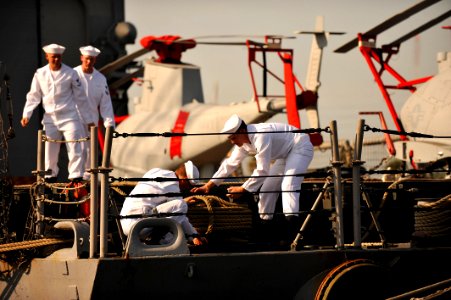 Flickr - Official U.S. Navy Imagery - USS Halyburton Sailors secure mooring lines as the ship returns to Naval Station Mayport