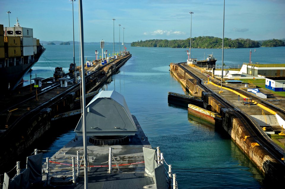 Flickr - Official U.S. Navy Imagery - USS Independence transits the Panama Canal. (1)