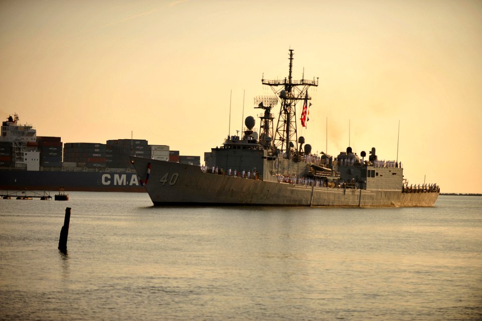 Flickr - Official U.S. Navy Imagery - USS Halyburton approaches the pier at Naval Station Mayport