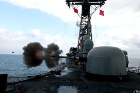 Flickr - Official U.S. Navy Imagery - USS Underwood fires the MK-75 76mm-62-caliber gun during a live-fire exercise.
