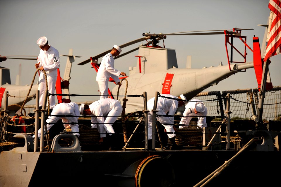 Flickr - Official U.S. Navy Imagery - USS Halyburton Sailors secure mooring lines as the ship returns to Naval Station Mayport (1)